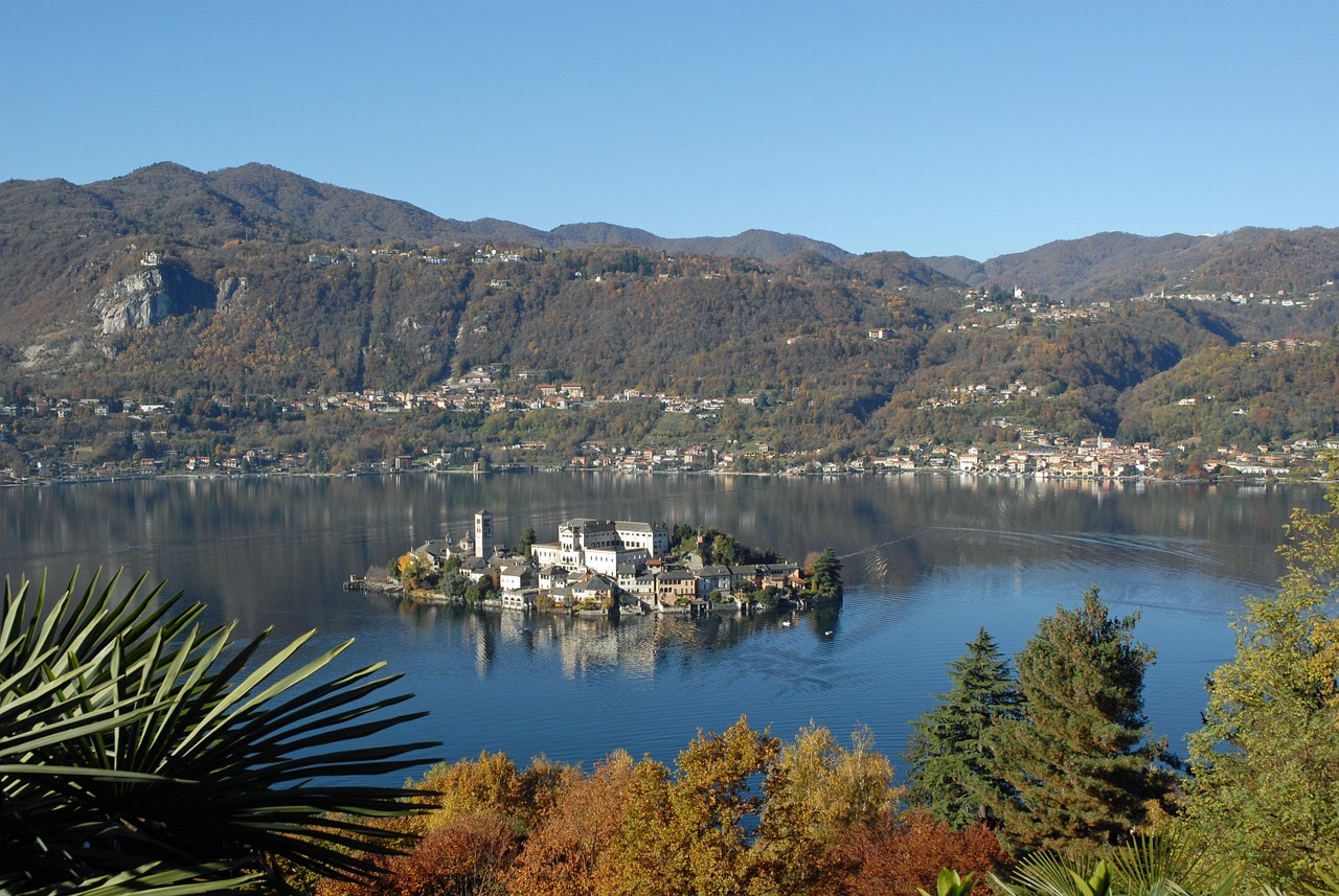 Panorama del Lago Maggiore con montagne e paesaggi verdi, ideale per un weekend rilassante.