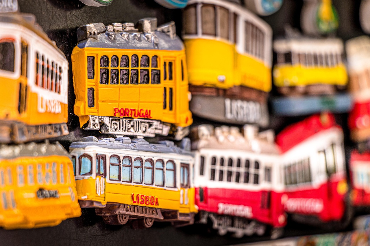Vista panoramica di Lisbona con monumenti storici e strade affollate, simbolo di un viaggio da evitare errori.