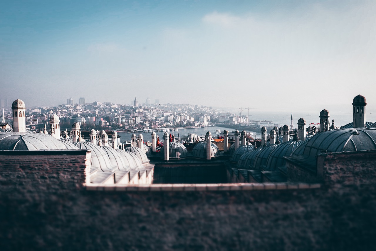 Panorama mozzafiato di Istanbul con vista sul Bosforo e sui monumenti storici.