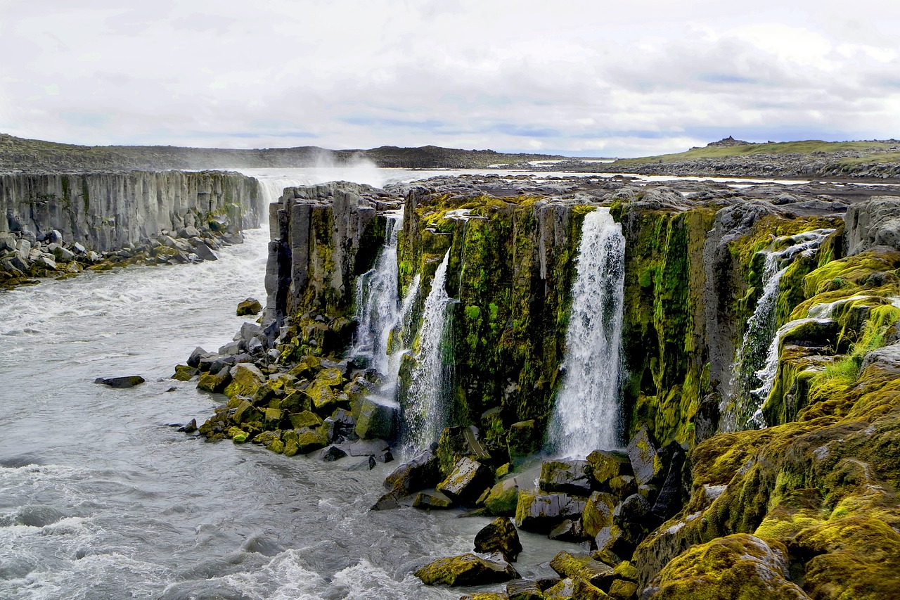 Panorama mozzafiato delle cascate e vulcani islandesi immersi nella natura selvaggia.