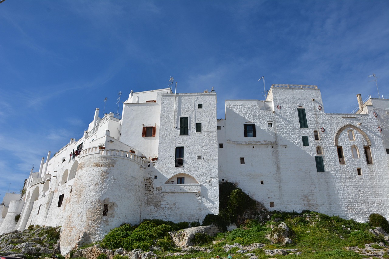 Panorama di un borgo pugliese con stradine acciottolate e case bianche, ideale per un weekend romantico.