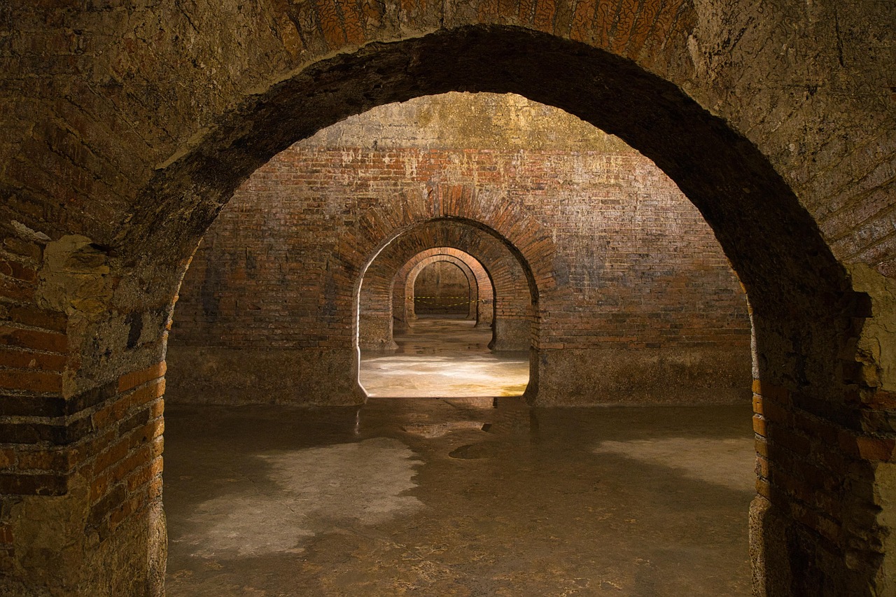 Entrata di Napoli Sotterranea con scalinate e pareti di tufo.