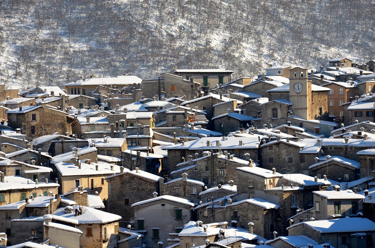 Borgo deserto in inverno, con strade ghiacciate e paesaggio innevato.
