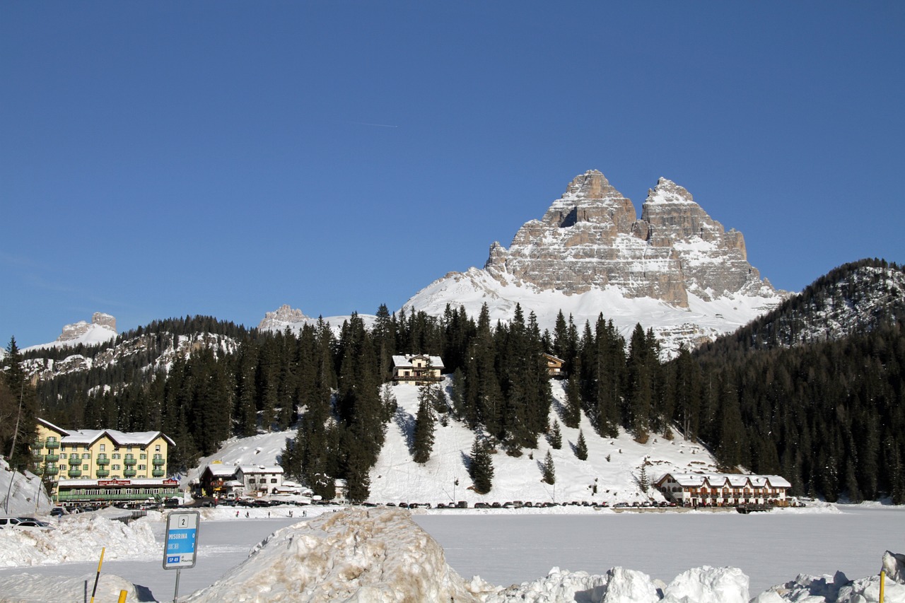 Traffico intenso su strada verso le Dolomiti, segnale di avvertimento per il weekend.
