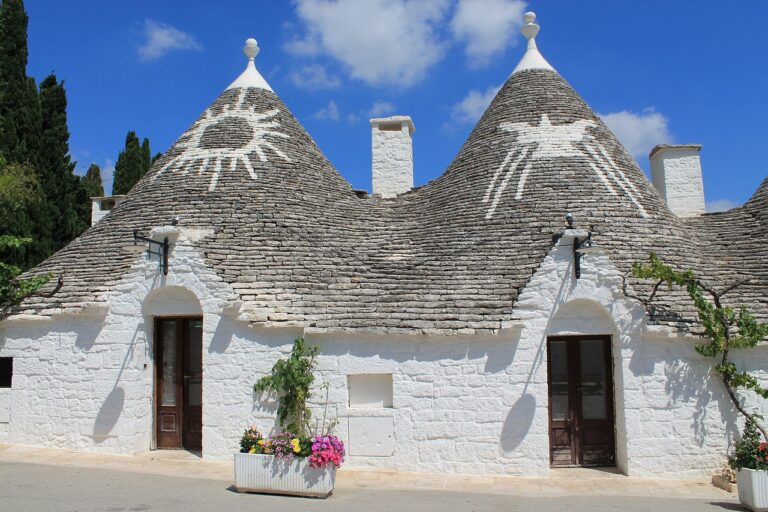 Trullo autentico in contrada, ideale per un soggiorno economico e suggestivo.