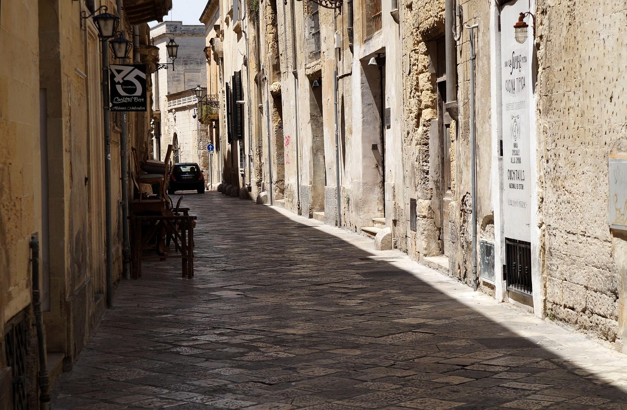 Vista del quartiere ebraico di Trani con stradine storiche e architettura tipica.