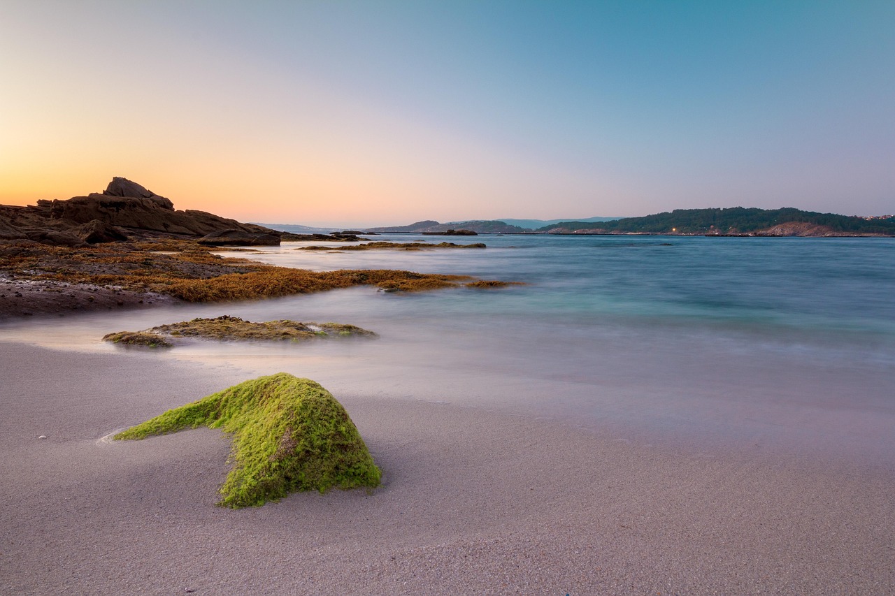 Spiaggia delle Baleari con sabbia bianca e acque cristalline, vista panoramica sotto il sole.