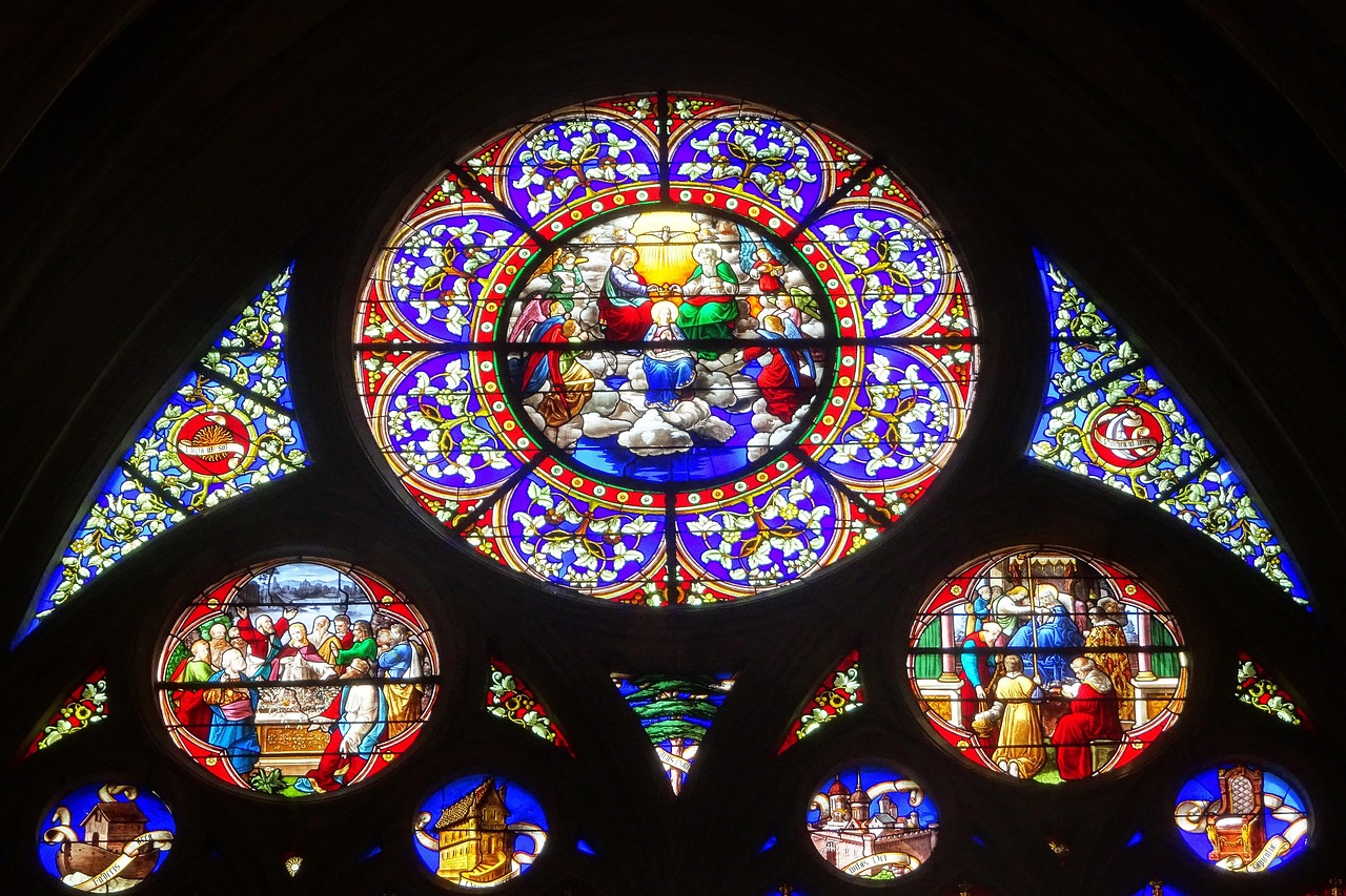 Vetrate colorate di Chartres, simbolo di arte e spiritualità, realizzate per chiese di tutto il mondo.
