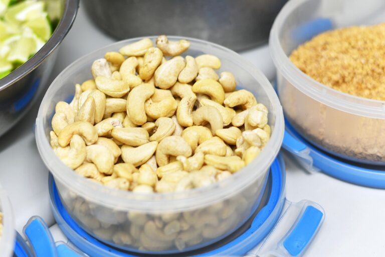 Anacardi su un tavolo, simbolo di buonumore grazie al triptofano che aumenta la serotonina nel cervello.