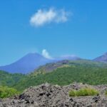 Vista panoramica di un cratere vulcanico in Italia, con sentieri sicuri per esplorare la natura circostante.