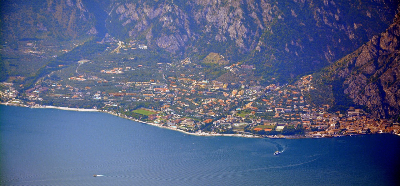 Panorama mozzafiato del Sentiero degli Dei, con vista su Agerola e Positano sullo sfondo del mare.