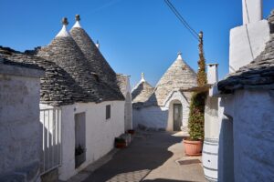 Trulli caratteristici nel suggestivo paesaggio dell'Umbria, simbolo di tradizione e bellezza locale.