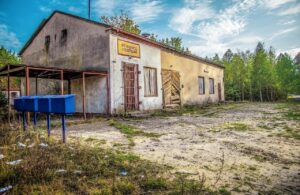 Borgo deserto la domenica, con negozi chiusi e strade vuote.