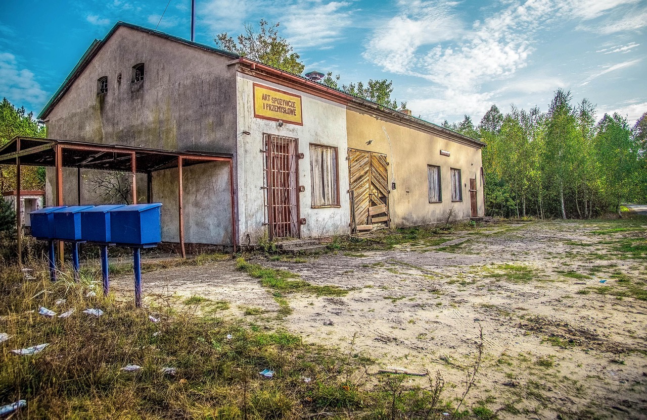 Borgo deserto la domenica, con negozi chiusi e strade vuote.