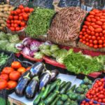 Mercato contadino nella cittadina veneta, con bancarelle di prodotti freschi e colori vivaci.