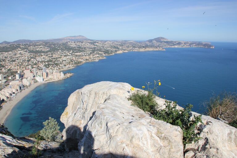 Vista panoramica delle splendide spiagge e dei paesaggi della Costa Azzurra.