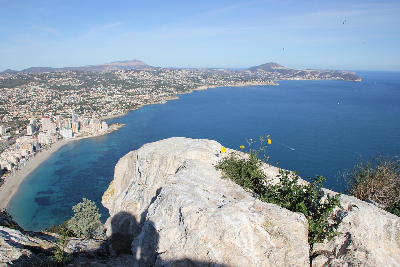 Vista panoramica delle splendide spiagge e dei paesaggi della Costa Azzurra.