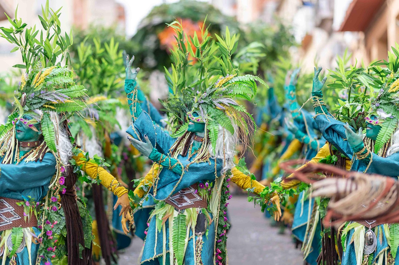 Carnevale siciliano: sfilata di carri colorati e maschere tradizionali nel paese festante.