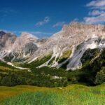 Panorama montano della valle nascosta del Trentino, con boschi e vette imponenti.