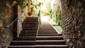 Vista panoramica delle celebri scale di una città italiana, immerse in un paesaggio suggestivo.