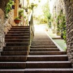 Stradine acciottolate di Civita di Bagnoregio immerse in un'atmosfera medievale.