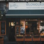 Immagine che illustra consigli per evitare truffe nei ristoranti turistici.