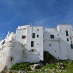 Borgo pugliese con stradine pittoresche e case colorate, meta turistica emergente.