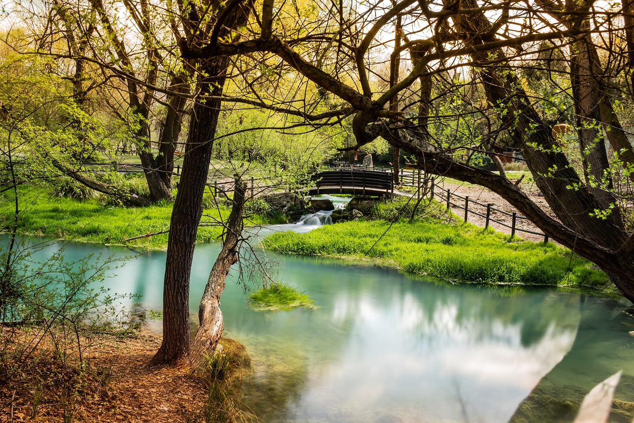 Vista panoramica delle terme naturali gratuite immerse nella natura italiana.