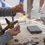 Bicchieri di cristallo che risuonano, esposti a Colle Val d'Elsa, simbolo dell'artigianato locale.