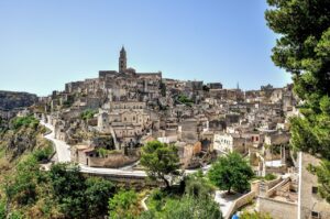 Panorama dei Sassi di Matera dal paese lucano, con vista spettacolare e architettura storica.