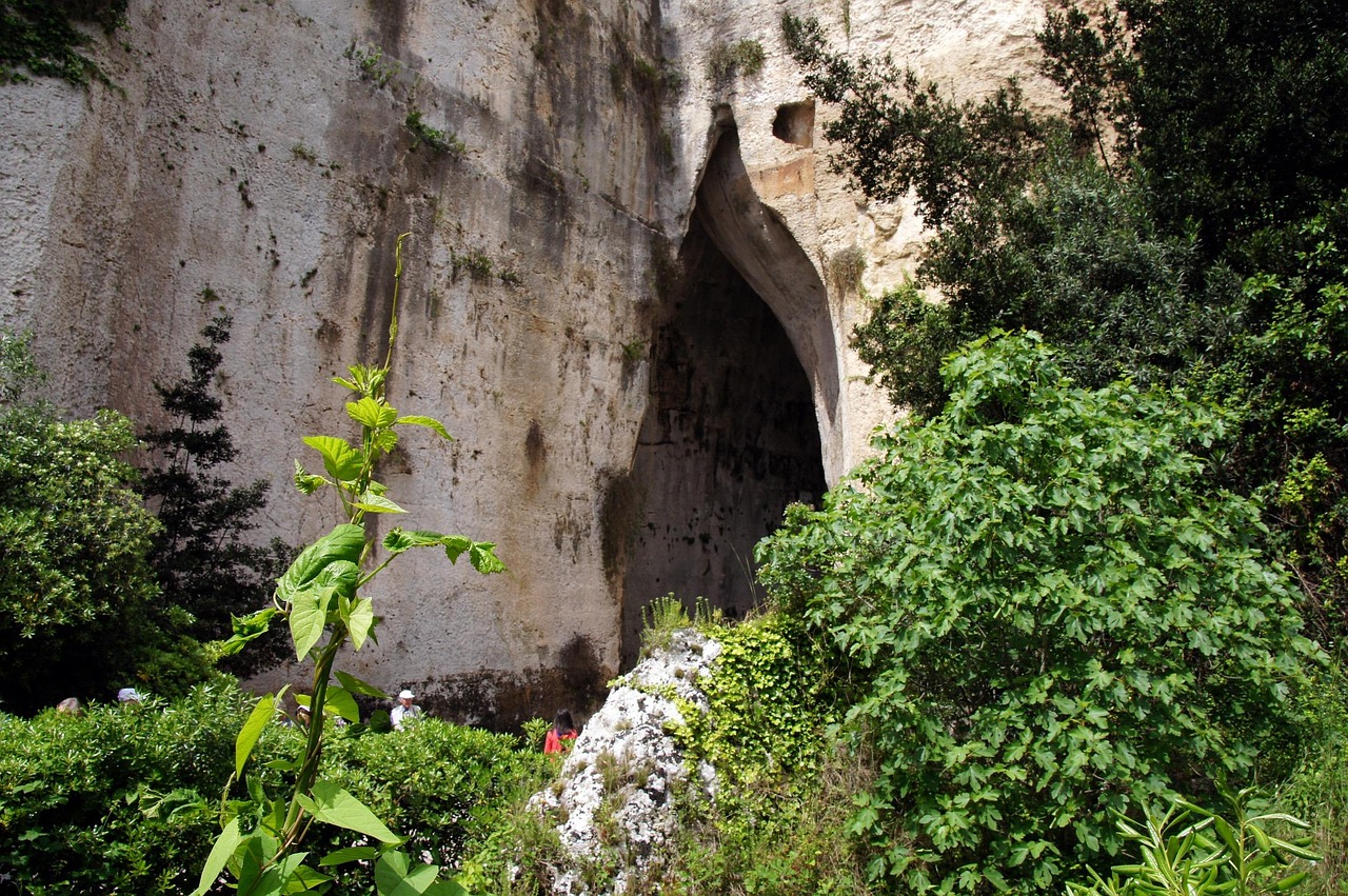 Vista panoramica della grotta azzurra in Salento, con acqua cristallina e pareti rocciose.