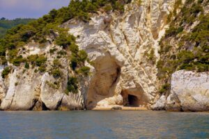 Paesaggio del Gargano con mare cristallino e natura rigogliosa, simbolo della rinascita turistica della regione.