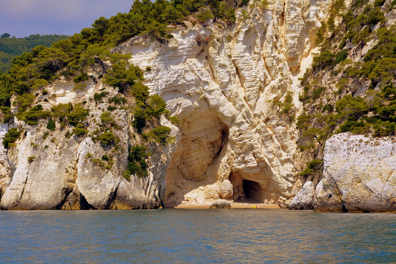 Paesaggio del Gargano con mare cristallino e natura rigogliosa, simbolo della rinascita turistica della regione.