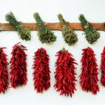 Peperoni cruschi tipici della Calabria, serviti in un piatto tradizionale.