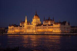Vista panoramica di Budapest con i suoi monumenti e il Danubio, ideale per un weekend a basso costo.