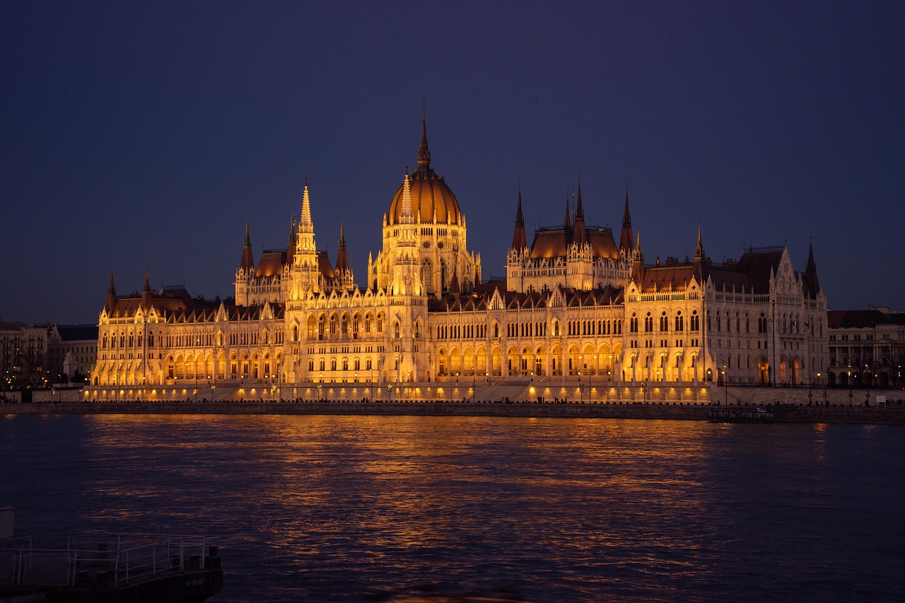 Vista panoramica di Budapest con i suoi monumenti e il Danubio, ideale per un weekend a basso costo.