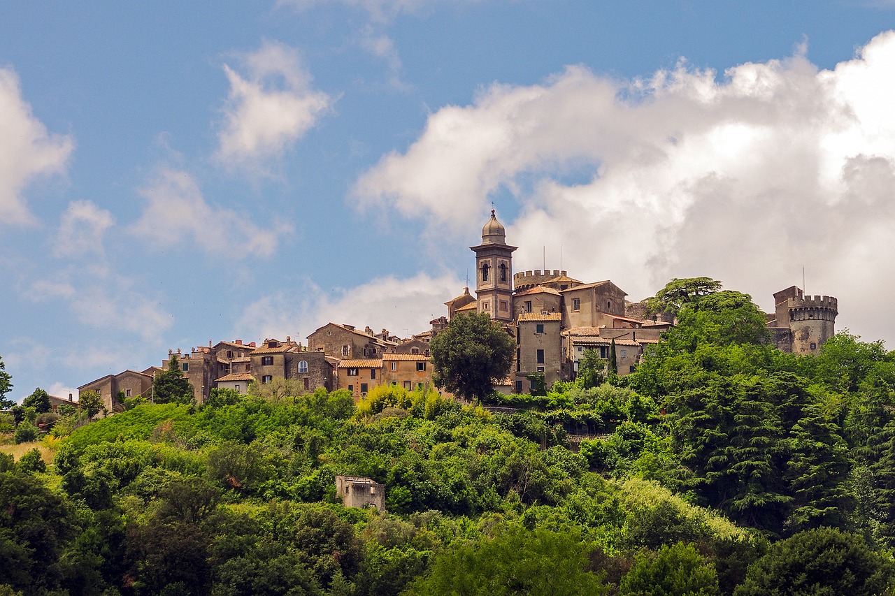 Vista panoramica del borgo ligure, con case colorate e paesaggio montano sullo sfondo.