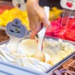 Gelato artigianale in una coppa colorata, tipico della tradizione culinaria italiana.
