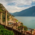Panorama di una località termale italiana con sorgenti calde e natura circostante.
