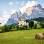 Panorama mozzafiato delle montagne e laghi del Trentino Alto Adige, evidenziando la bellezza naturale della regione.
