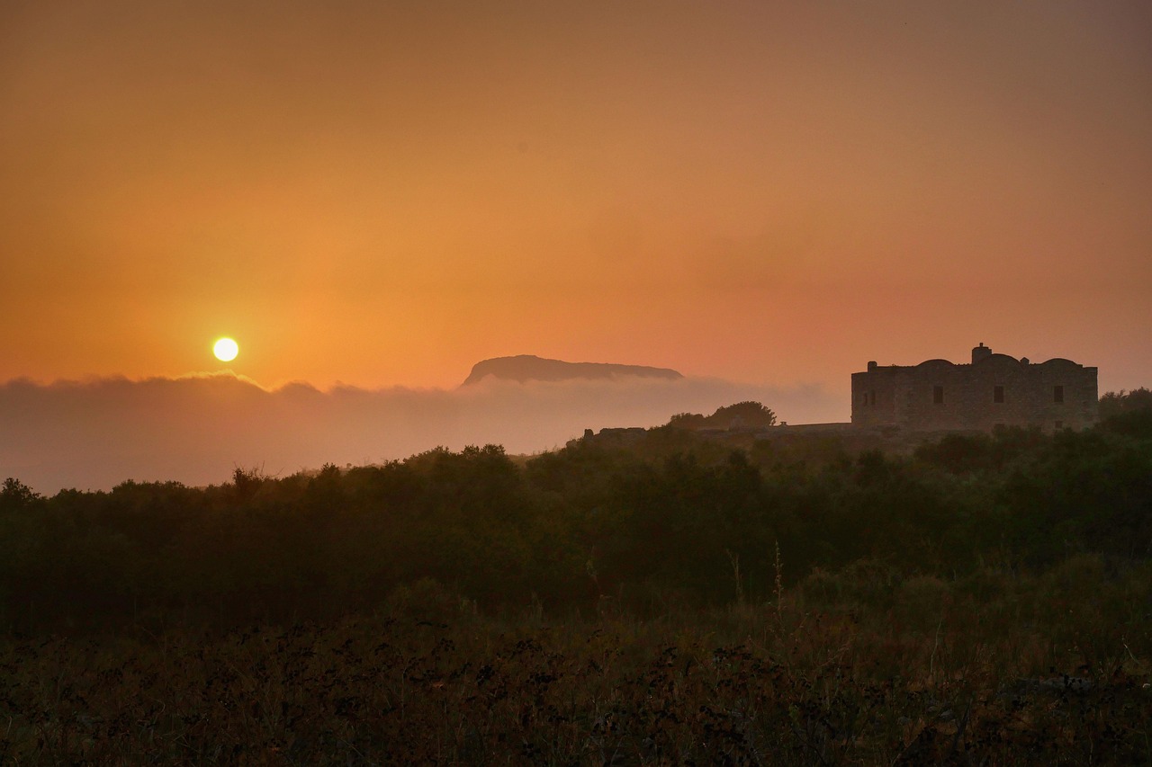 Panorama mozzafiato di un paese sardo, con case colorate e mare cristallino che ricorda un set cinematografico.