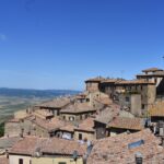 Borgo toscano con botteghe a gestione familiare, tradizione artigianale e atmosfera autentica.