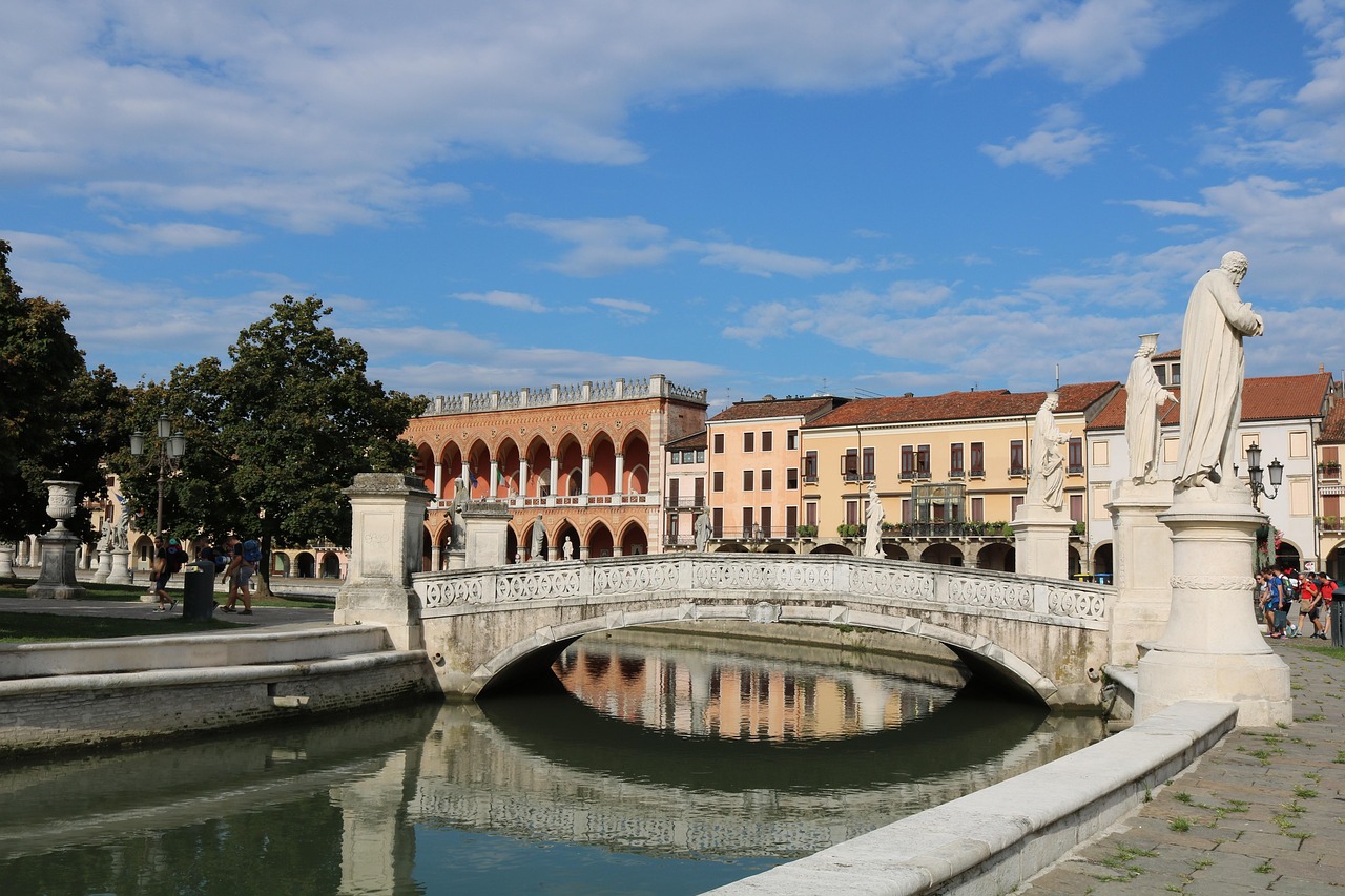 Panorama di un incantevole paese veneto, con case colorate e paesaggi fiabeschi.