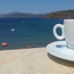 Caffè servito in una tazza in un bar europeo, simbolo delle mete economiche per gustare un buon caffè.