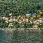 Vista panoramica del pittoresco borgo lombardo con il lago, ideale per una gita indimenticabile.