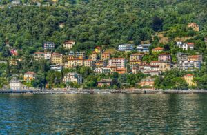 Vista panoramica del pittoresco borgo lombardo con il lago, ideale per una gita indimenticabile.