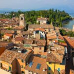 Borgo veneto durante la festa della vendemmia, con colori vivaci e festeggiamenti tra le vigne.