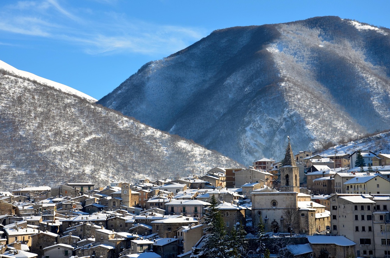 Vista del borgo trentino addobbato per Natale, con luci, decorazioni e atmosfera festiva.