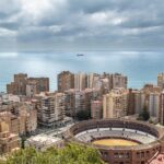 Panorama della città spagnola emergente con architettura moderna e storica.