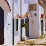 Borgo pugliese con case colorate e decorazioni artistiche, un vero gioiello architettonico.